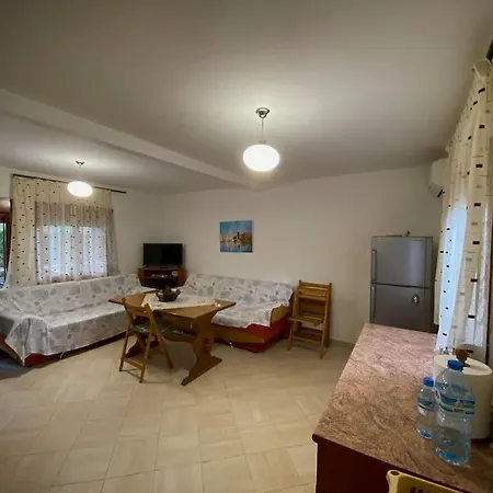 House For Rent Gjiri I Lalzit. Prázdninový dům Durrës