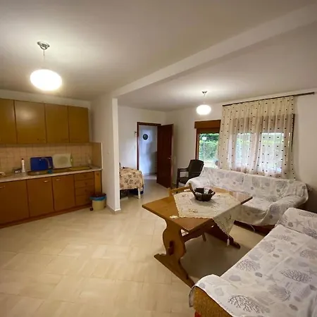 House For Rent Gjiri I Lalzit. Prázdninový dům
