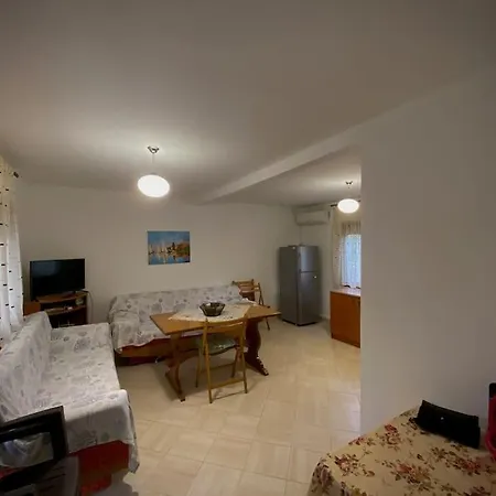 House For Rent Gjiri I Lalzit. Hébergement de vacances Durrës